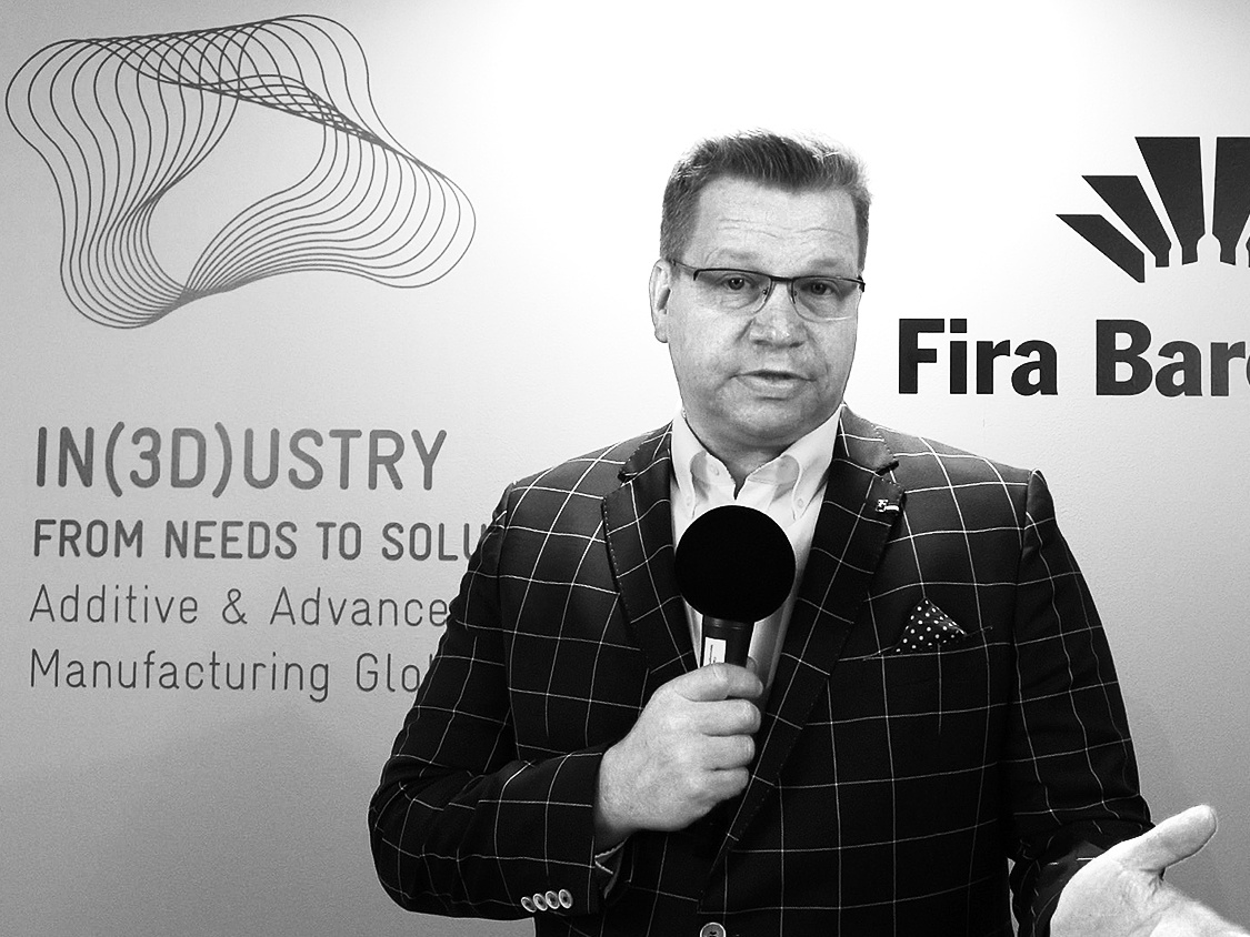 Internationaler Messe-Moderator Harry Flint bei 3D Druckmesse Barcelona